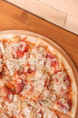 Mantar ve peynir lezzetli pizza görünümünü kapat