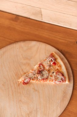 Bir parça güzel pizza görünümü kapatın 
