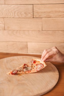 parça pizza, alarak el görünümü kadar yakın 