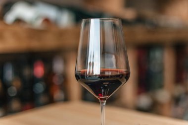 Bulanık arka plan üzerinde kırmızı şarap