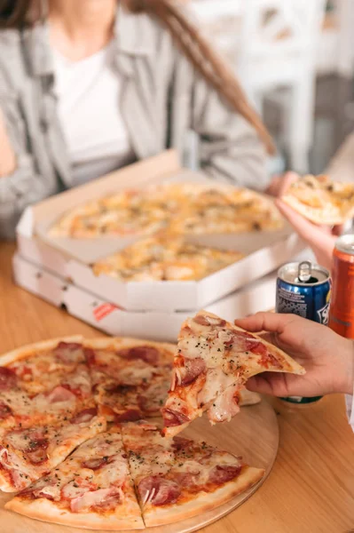 ピザの部分を取る女性手クローズ アップ ビュー — ストック写真