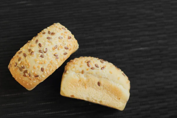 Vers Mini Brood Zwarte Houten Tafel — Stockfoto