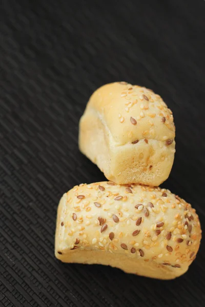 Vers Mini Brood Zwarte Houten Tafel — Stockfoto
