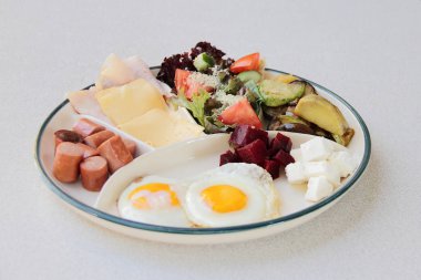 sosis ve peynir ve sebze kahvaltı için yumurta 