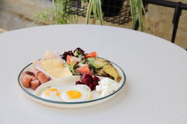 sosis ve peynir ve sebze kahvaltı için yumurta 