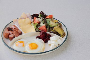 sosis ve peynir ve sebze kahvaltı için yumurta 