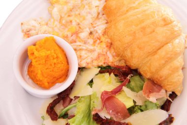 Kurutulmuş domates, taze salata ve az pişmiş yumurta ve b