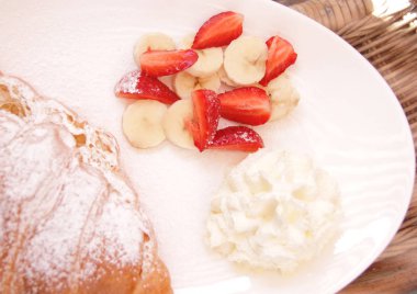 taze çilek ve muz rulo ve krema ile plaka için kesmek