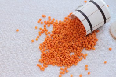 ahşap kase çiğ kırmızı mercimek yerleştirmek için metni 