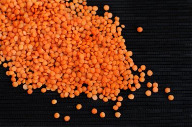 ahşap kase çiğ kırmızı mercimek yerleştirmek için metni 