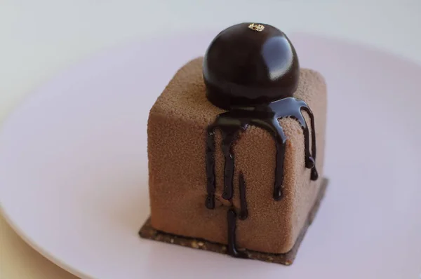 Pembe Plaka Üzerinde Krem Erime Yuvarlak Parça Ile Çikolatalı Kek — Stok fotoğraf