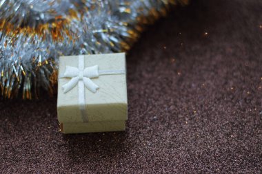 glitter arka plan, Noel tinsel parlayan üzerinde Noel ve yeni yıl hediye kutusu 