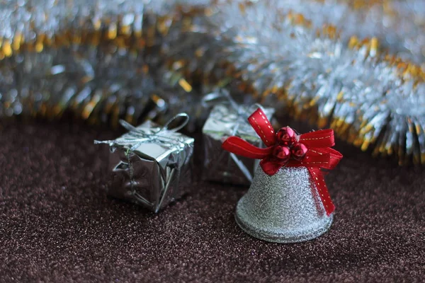 Cloche Noël Avec Ruban Rouge Boîtes Cadeaux Argent Sur Fond — Photo