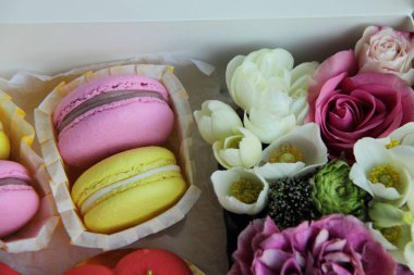 sarı pembe macaroons kutusunda farklı çiçekli kırmızı kalp kek ile 
