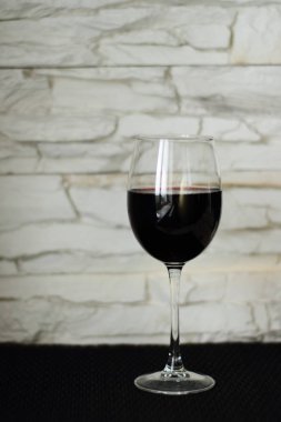 tuğla duvar arka plan üzerinde kırmızı şarap 