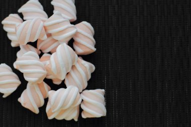 siyah arka plan üzerine tatlı pembe ve beyaz hatmi 