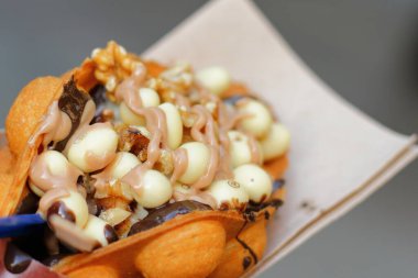 Hong Kong ya da balonlu waffle, dondurma, çikolata, kurabiye, fındık. 