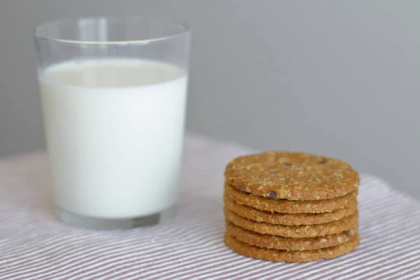 Biscuits Avoine Avec Verre Lait Pour Petit Déjeuner Sur Nappe — Photo