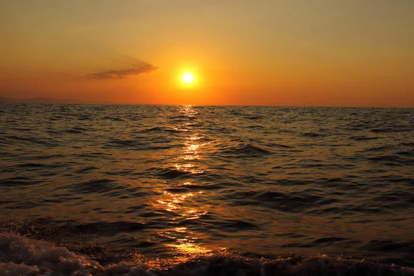 Okyanusun Üzerinde Gün Batımı Güneş Gökteki Bulutlu Sakin Suya Yansıyor — Stok fotoğraf