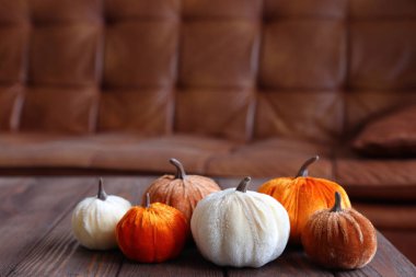 Sonbahar iç dekorasyonu, ahşap bir masada tekstil kabağı.