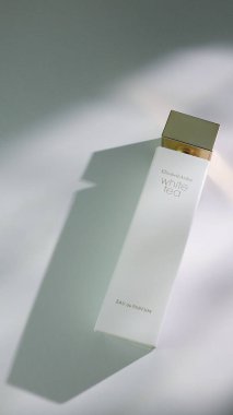 Elizabeth Arden 'in beyaz çay parfümü şişesi, Vitoria, İspanya, Ağustos 2025