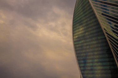 Gökdelen güzel bir yoğun gökyüzü arka planda. Minimalizm.