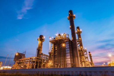 Gaz türbini elektrik santrali alacakaranlık gökyüzü ile alacakaranlıkta kaynağı elektrik sanayi sitesi içinde olduğu