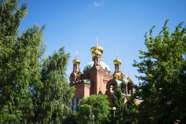 Ağaçların arkasında Ortodoks Kilisesi'nin kubbe