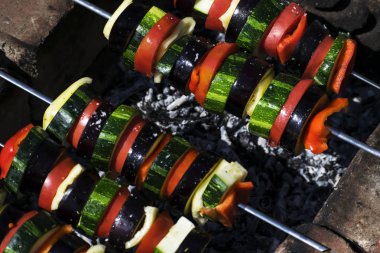 Vejetaryen şiş kebap. kömürün üstünde pişmiş.