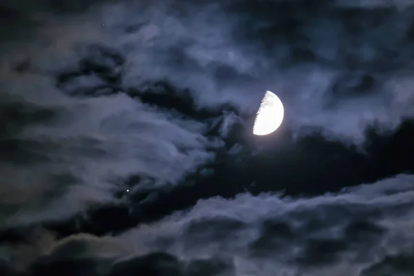 Lua Flutuando Nas Nuvens Céu Noturno — Fotografia de Stock