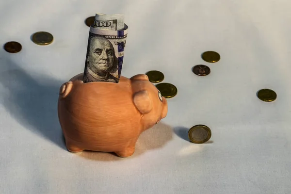 貯金箱を硬貨 および貯金から百ドル法案ピーク — ストック写真