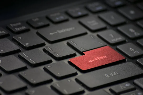 bilgisayar klavye ile kırmızı anahtar girin