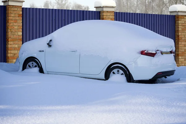 Coche Cubierto Con Una Capa Nieve Después Fuertes Nevadas —  Fotos de Stock