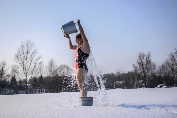 Mujer Vierte Con Agua Fría Calle Invierno —  Fotos de Stock