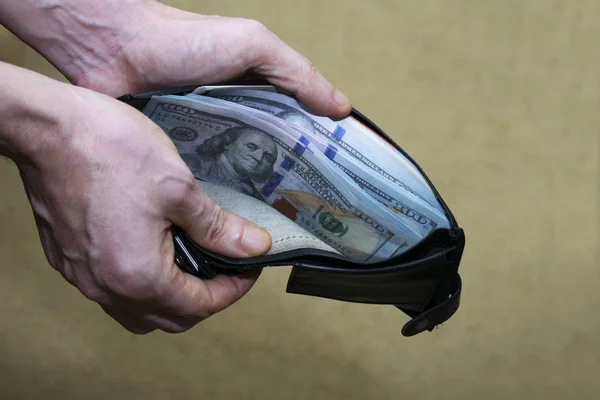 Açık cüzdanı para dolu ellerini tutun