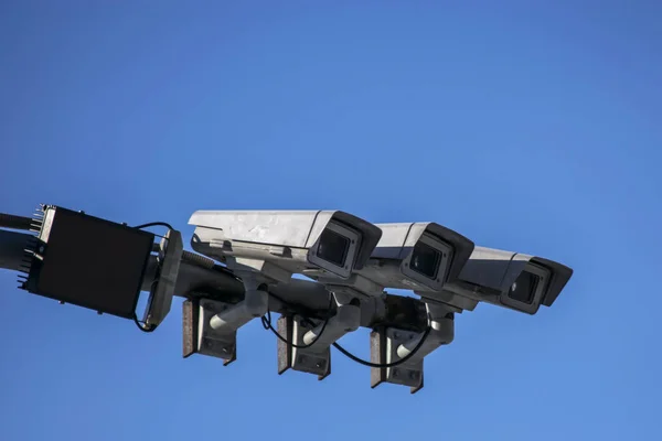 空を背景に つの監視カメラ — ストック写真