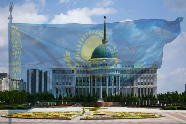 카자흐스탄의 아스타나의 건물의 배경에 반투명 플래그 — 스톡 사진