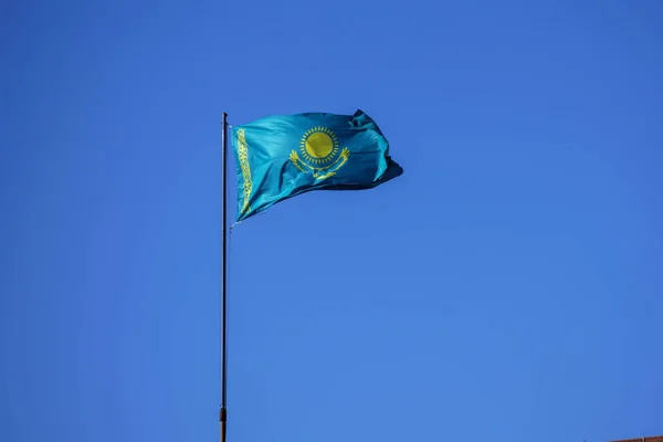 rüzgarda çırpınan Kazakistan bayrağı
