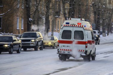 Ambulans aramak için acelesi var.