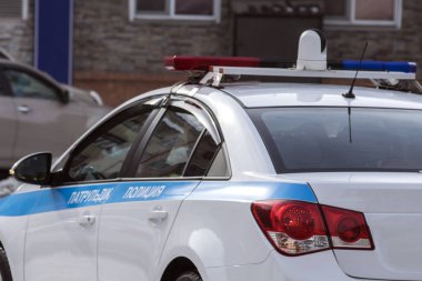 beyaz polis arabası ile bir yazıt devriye polis gemide