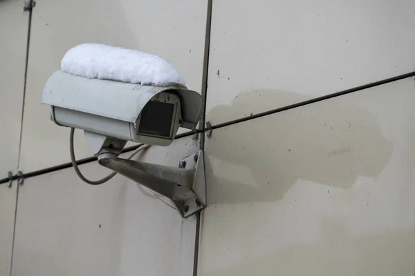 雪で覆われているほこり監視カメラ — ストック写真