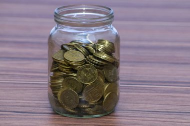 Parayı bankada saklanan bir sembolü olarak dolu kavanoz 