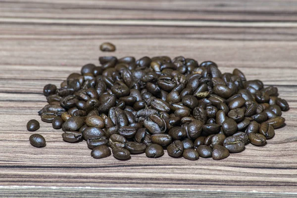 Haufen Gerösteter Kaffeebohnen Auf Dem Tisch — Stockfoto