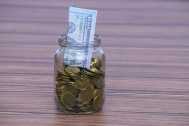 hangi yüz dolar bill, parayı bankada saklanan bir sembolü olarak sopa paralar bir kavanoz