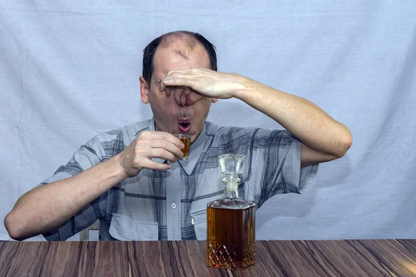 Ein Mann Sitzt Tisch Und Alkohol Trinken Gleichzeitig Drückte Seine — Stockfoto