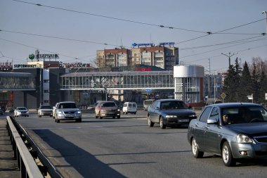Ust-Kamenogorsk, Kazakistan-22 Mart 2019: yaya Üstgeçit köprü Nehri Ulba görünümünü