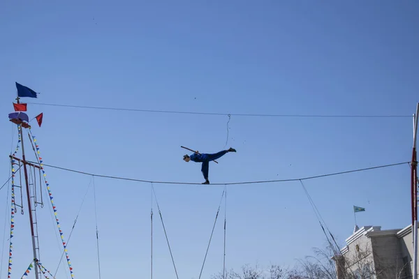 Ust-Kamenogorsk, Kazakistan - 22 Mart 2019: ropewalker hileler ipe gerçekleştirir..