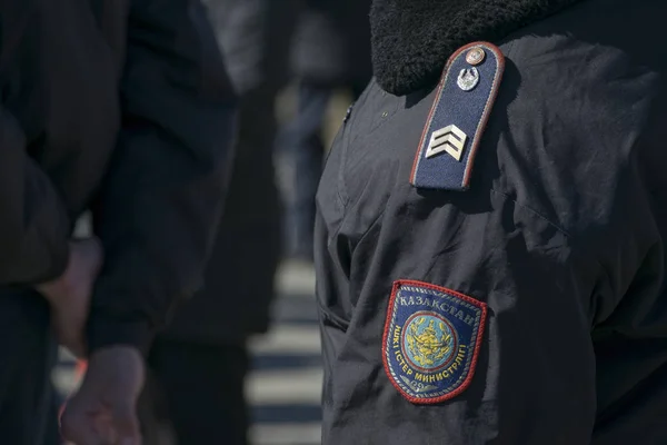 Bir polis memuru Kazakistan üniforması parçası. Chevron ve üniforma apolet.