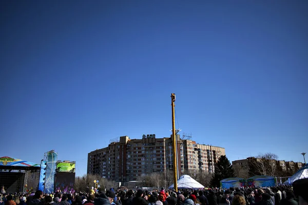 哈萨克斯坦乌斯卡门诺戈尔斯克 2019年3月22日 该男子爬上奖品背后的节日支柱 — 图库照片