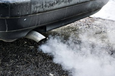 Egzoz borusu yayar Araba, egzoz gazları atmosfere.